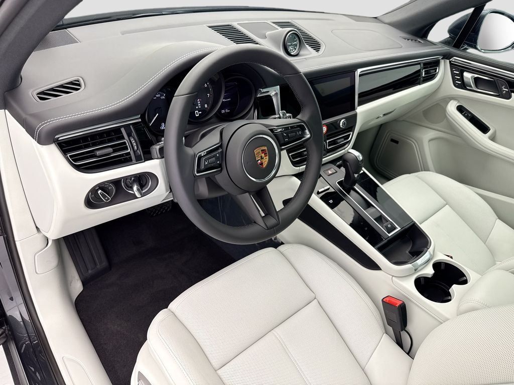 Thumbnail: 2026 Porsche Macan - 4