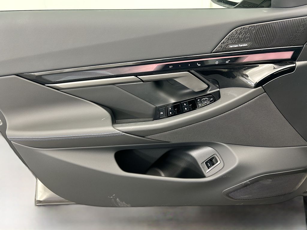 Thumbnail: 2026 BMW i5 - 23