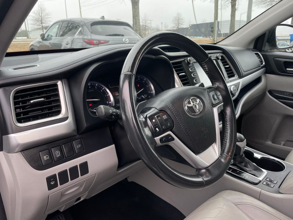 Thumbnail: 2017 Toyota Highlander - 27