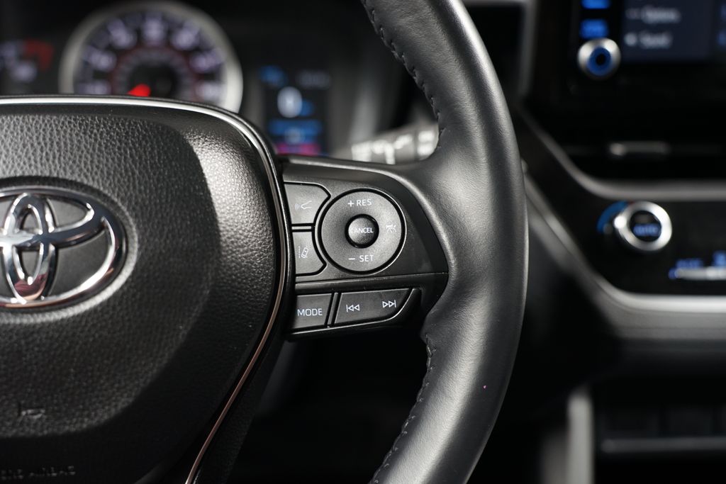 2022 Toyota Corolla Cross LE 13