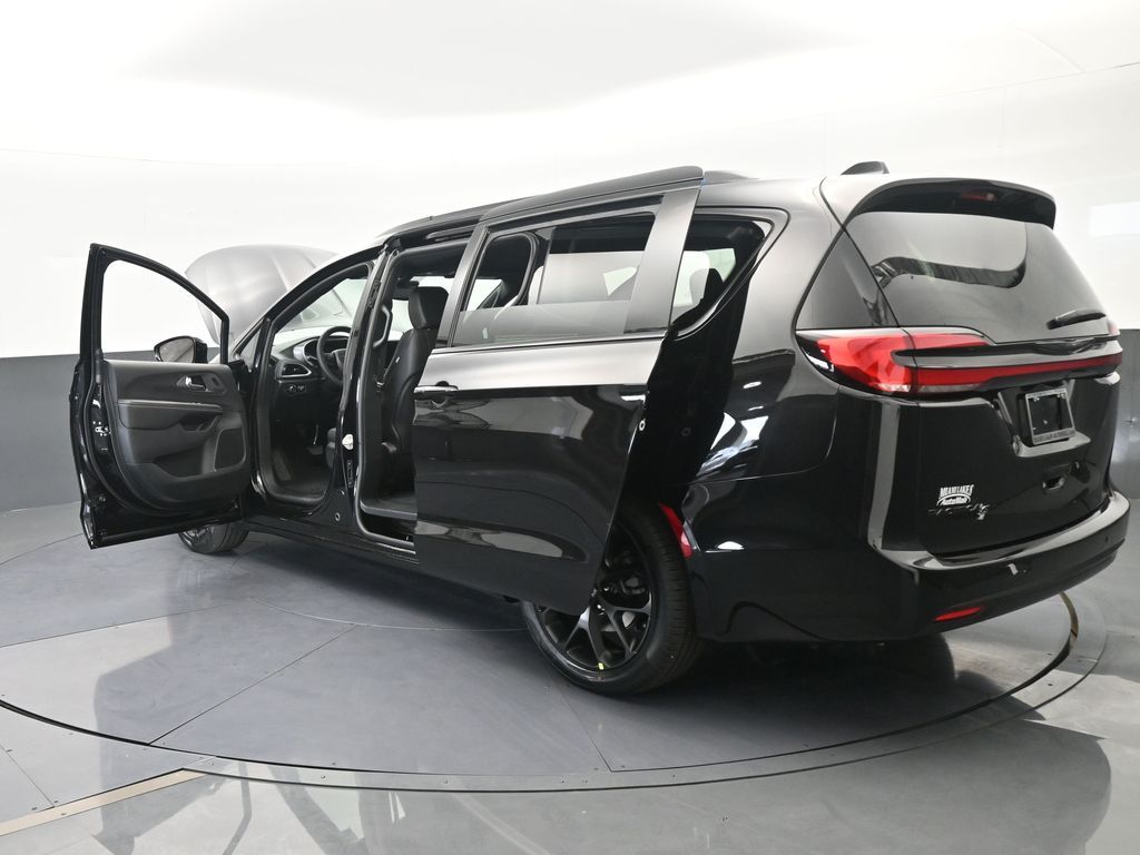 New 2026 Diamond Black Crystal Pearlcoat Chrysler Select image 78