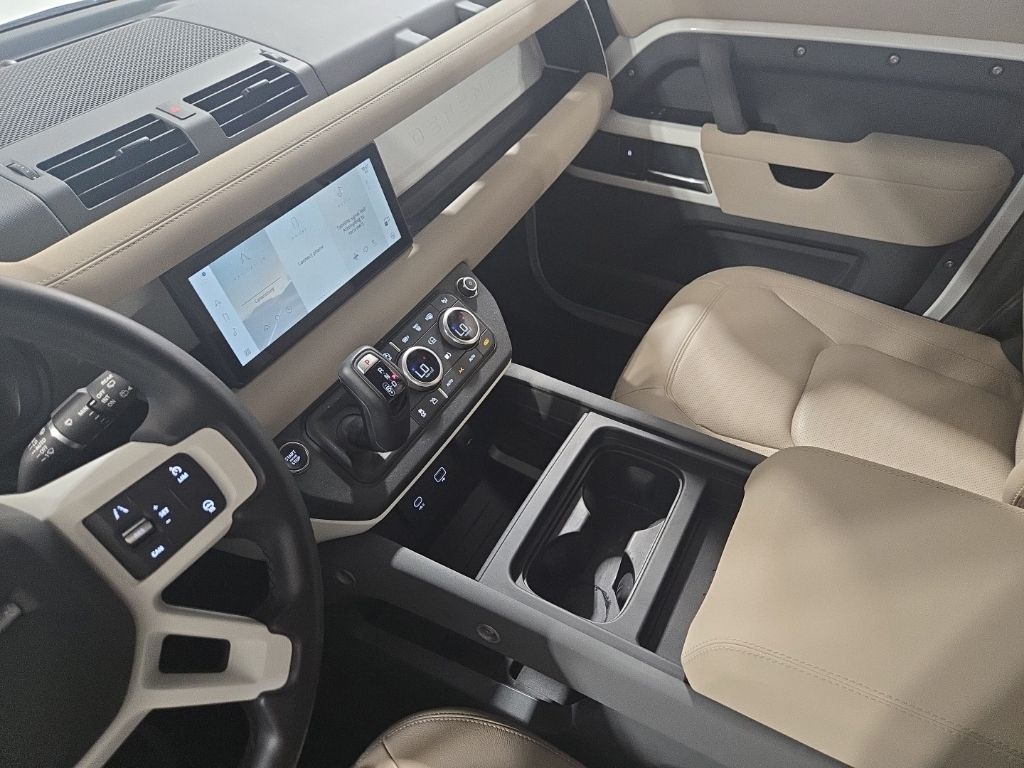 Used 2023  Land Rover S image 12