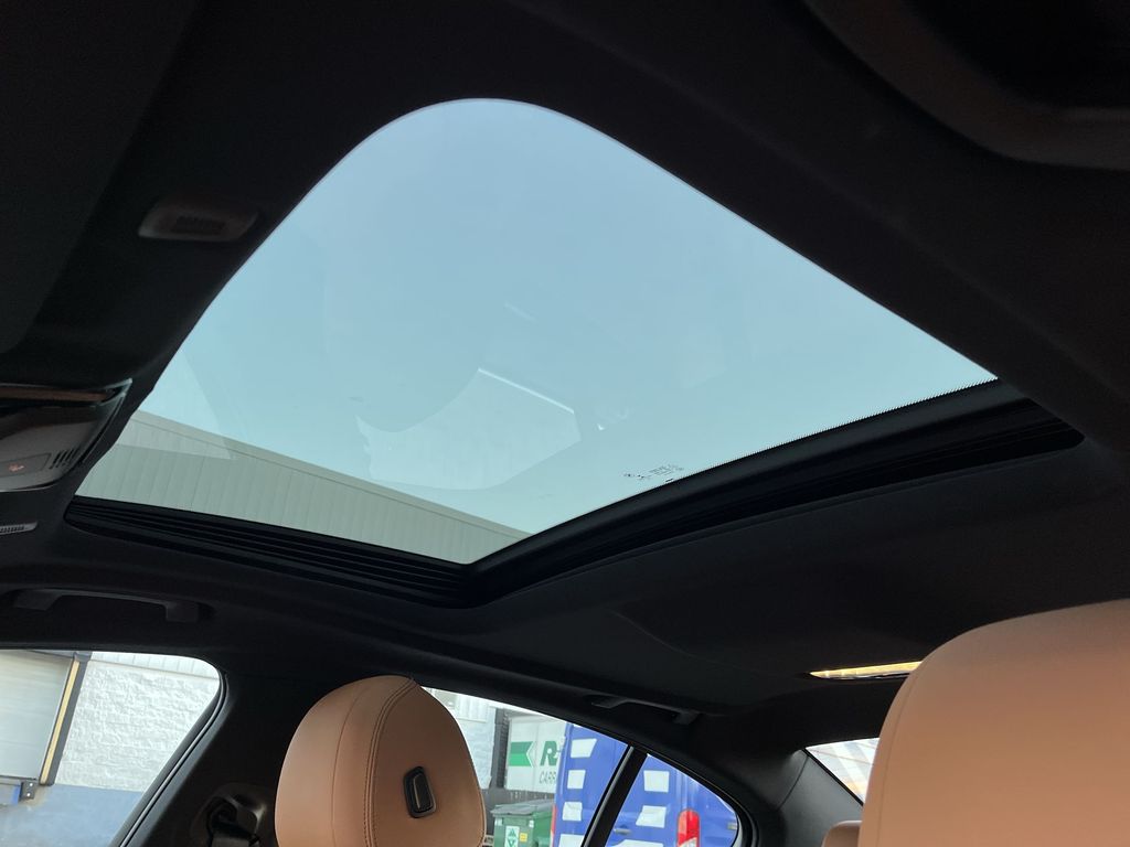 Thumbnail: 2023 BMW 5 Series - 22