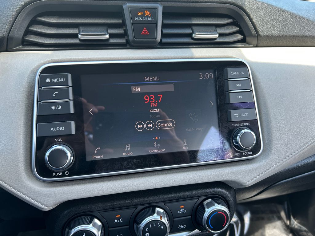 2021 Nissan Versa 1.6 SV 17