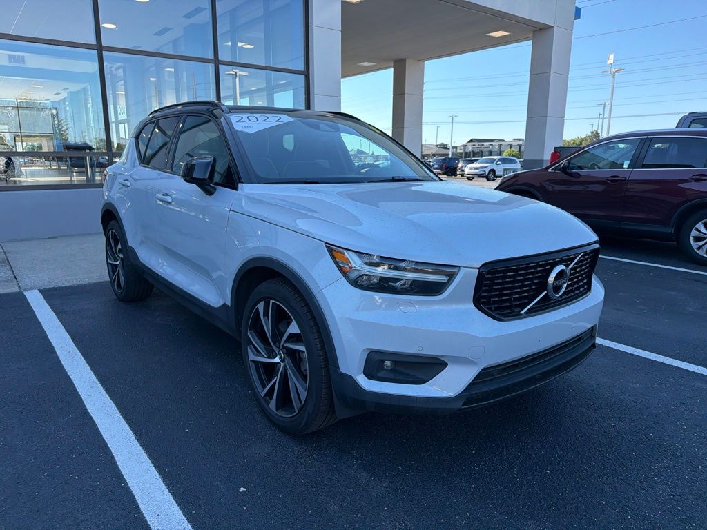Thumbnail: 2022 Volvo XC40 - 4