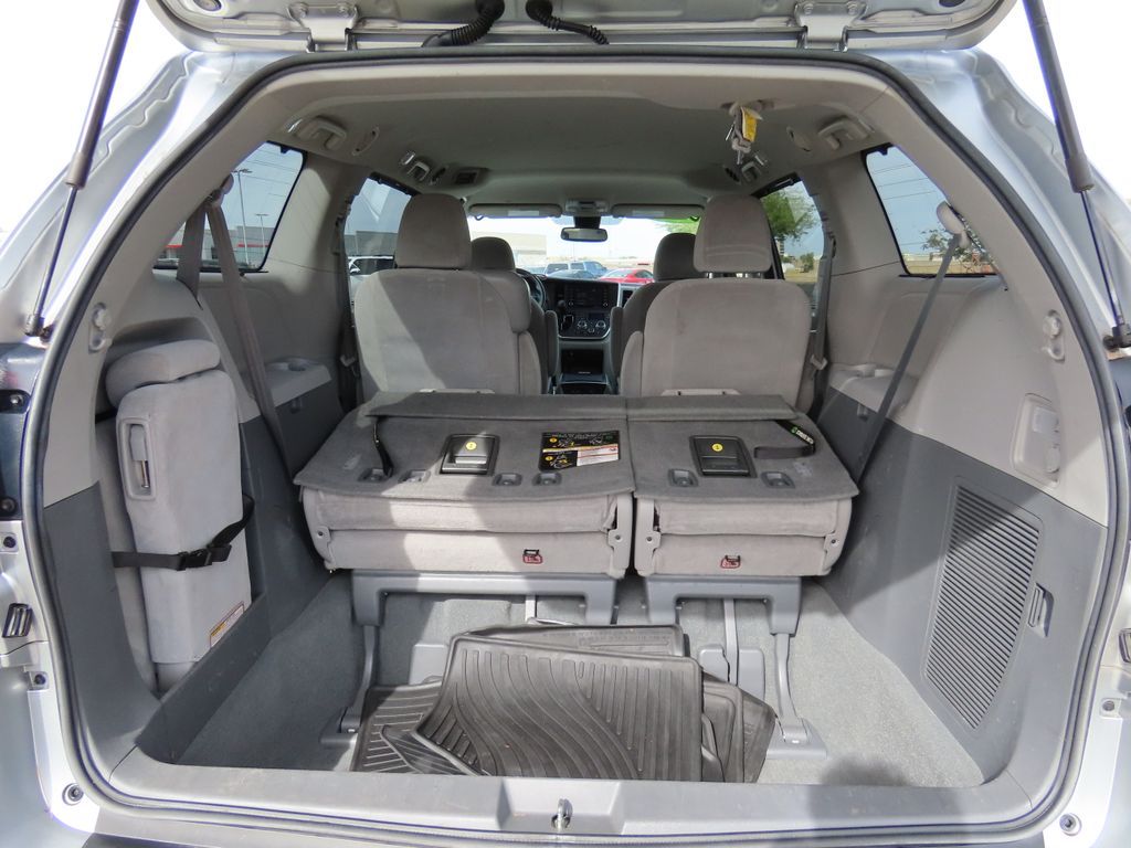 2020 Toyota Sienna LE 27