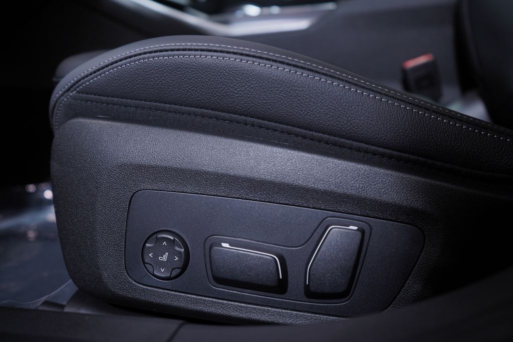 2025 BMW 3 Series 330i 12