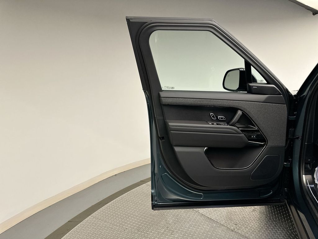Thumbnail: 2025 Land Rover Range Rover Sport - 7