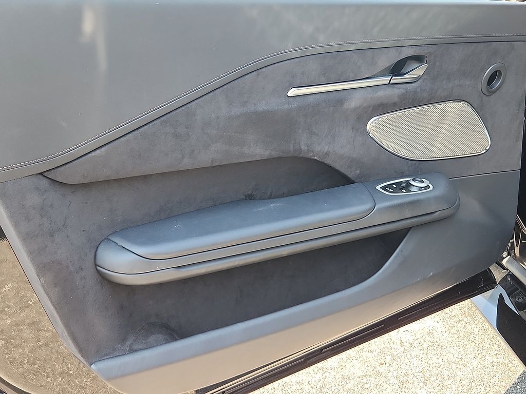 Thumbnail: 2025 Aston Martin Vantage - 10