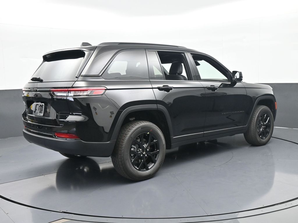 New 2025 Diamond Black Crystal Pearlcoat Jeep Laredo image 6
