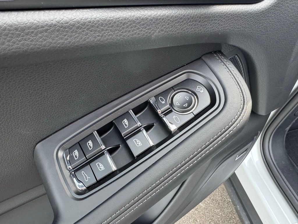 2025 Porsche Macan  30