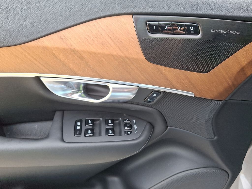 2023 Volvo XC90 B6 Plus 12