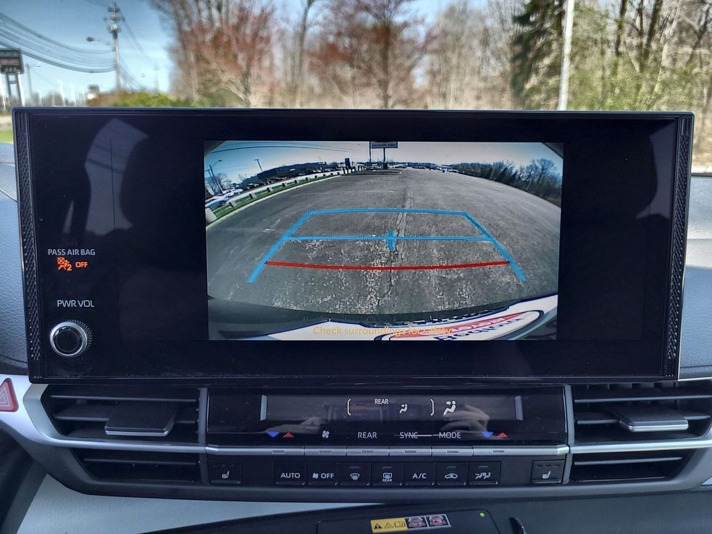 2025 Toyota Sienna XLE 17