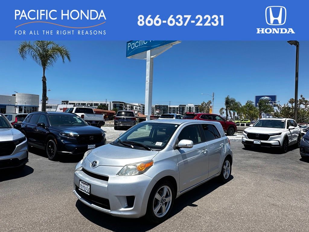 Classic Silver Metallic 2013 Scion xD Hatchback Front-Wheel Drive 4-Speed Automatic Overdrive