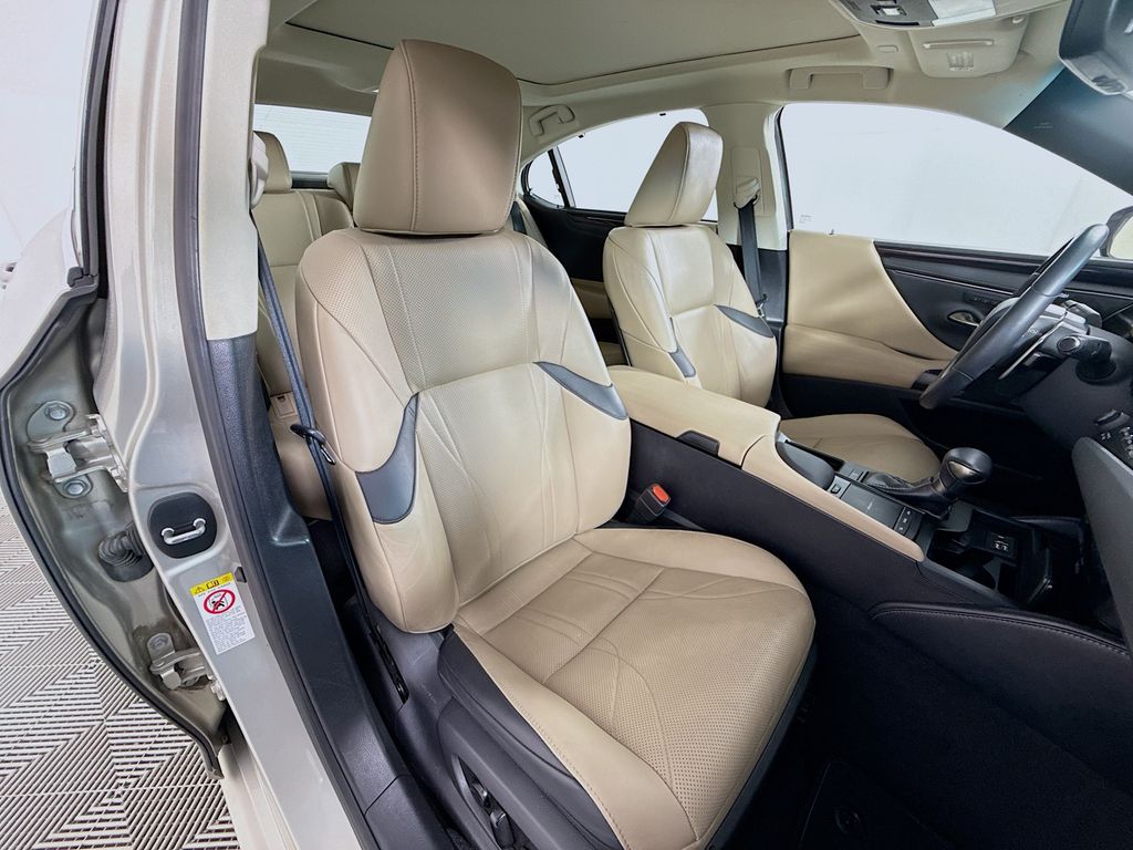 Thumbnail: 2019 Lexus ES - 29