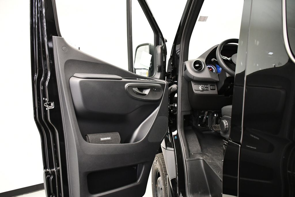 Thumbnail: 2025 Mercedes-Benz Sprinter - 24