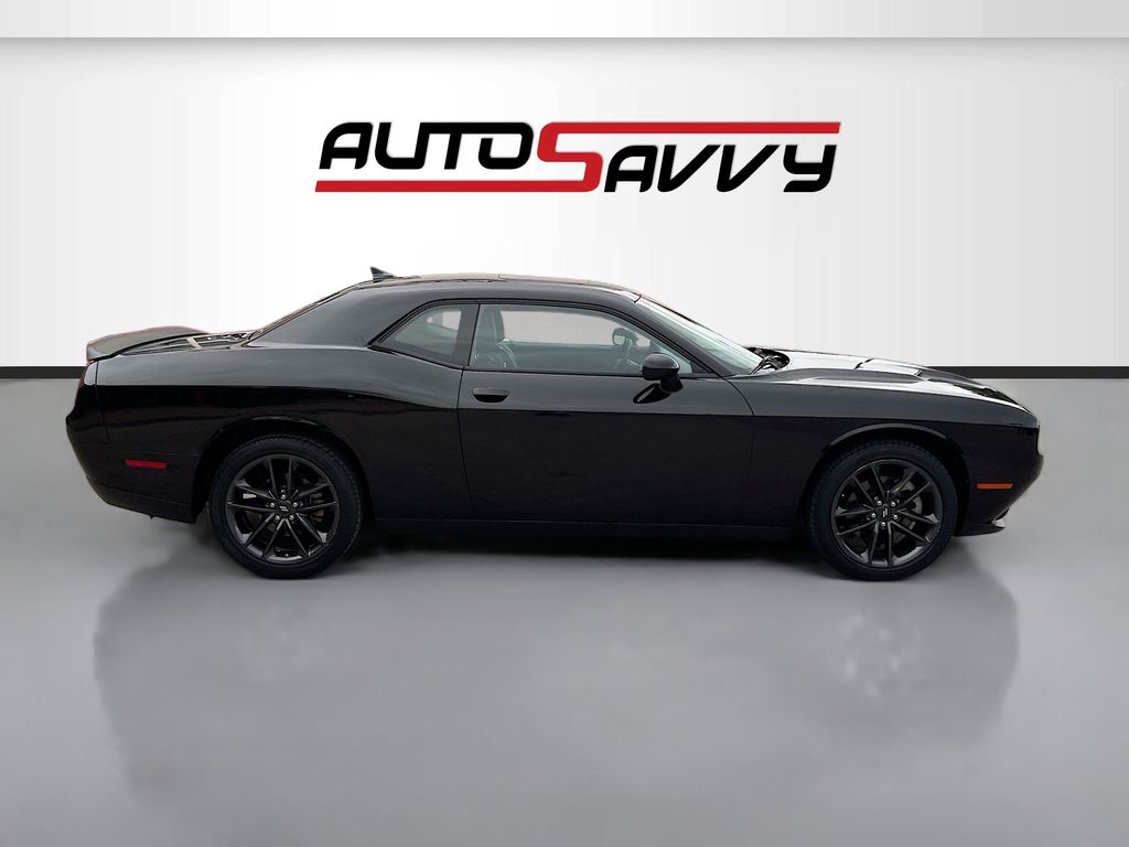 Used 2022 Black Dodge SXT image 8