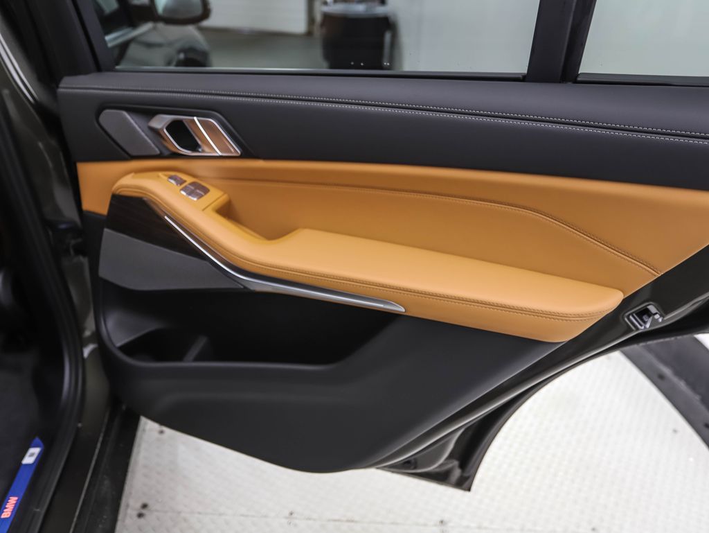 Thumbnail: 2026 BMW X7 - 26