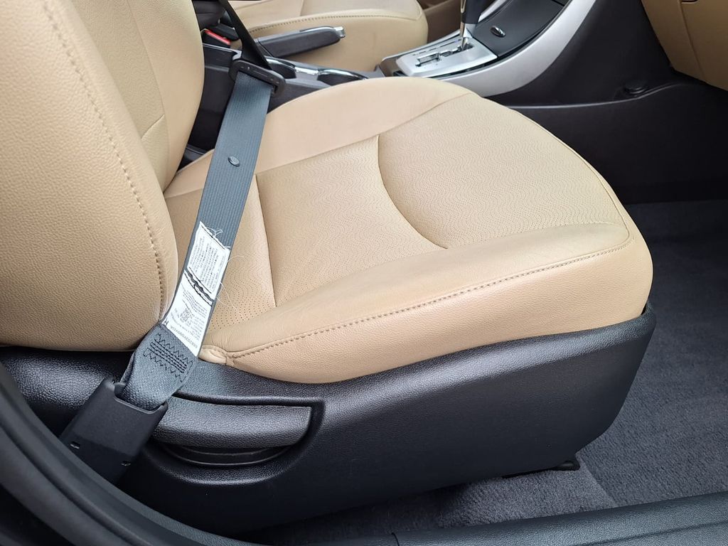 Thumbnail: 2013 Hyundai Elantra - 13