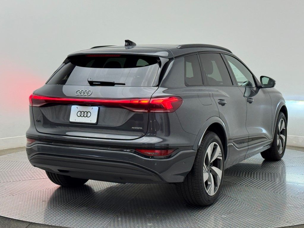 2025 Audi e-tron Premium 8