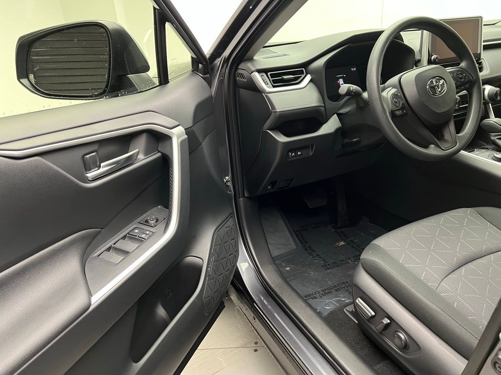 2025 Toyota RAV4 XLE 24