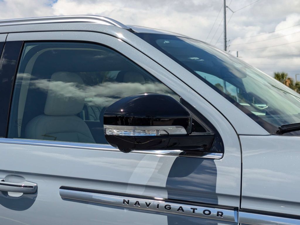 2027 Lincoln Navigator Premiere