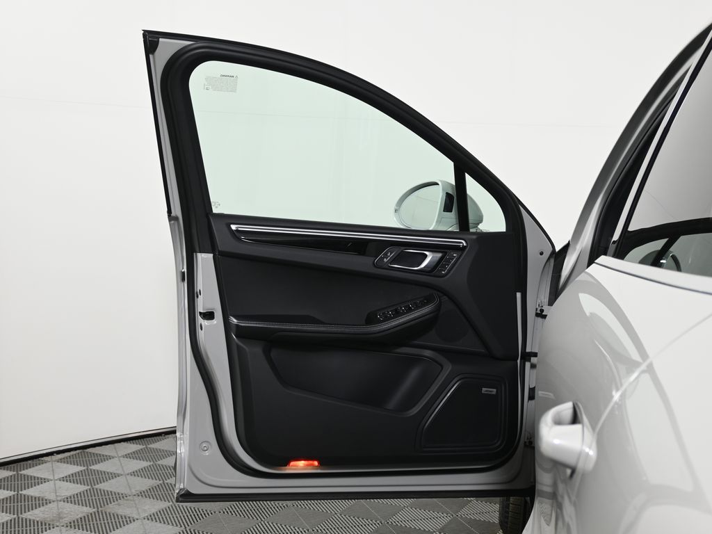 Thumbnail: 2022 Porsche Macan - 30