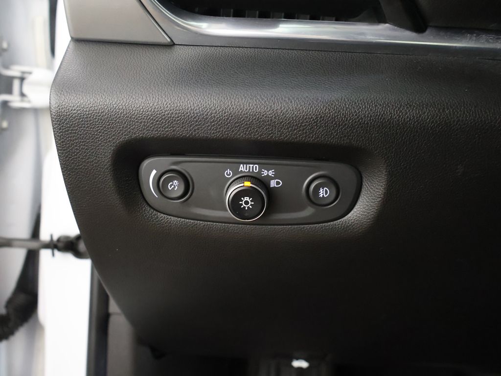 Used 2018 White Chevrolet 3LT image 40