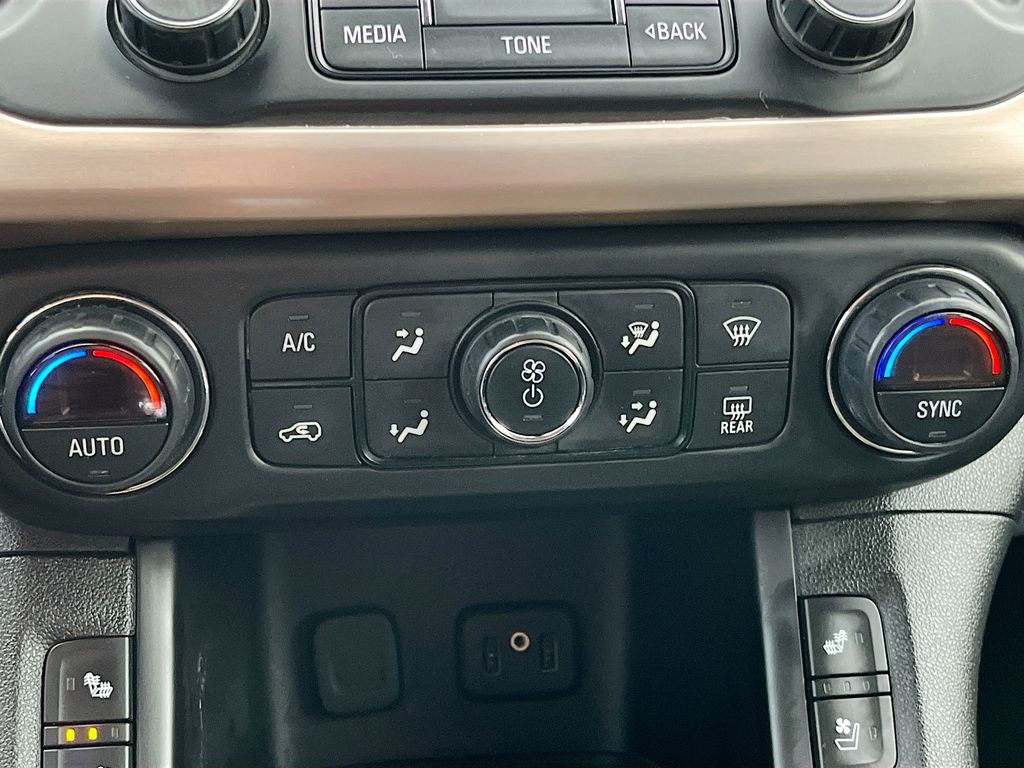 Used 2019 Silver GMC Denali image 16