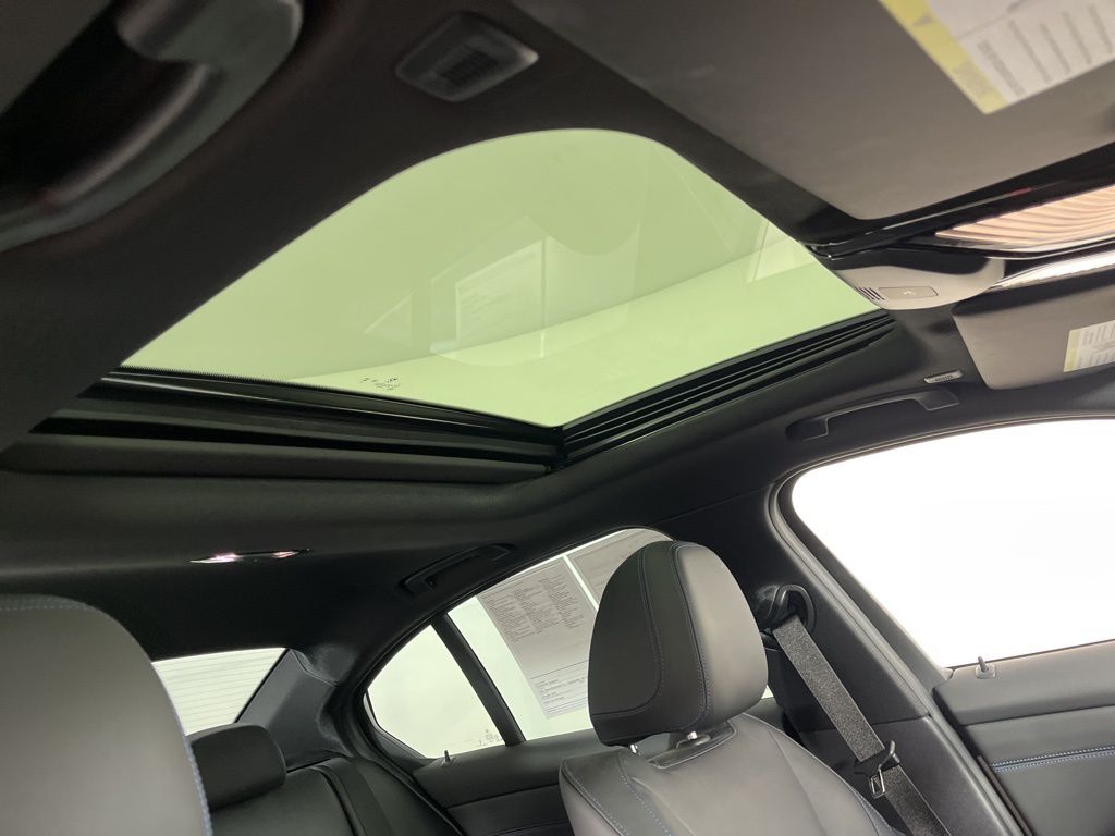 Thumbnail: 2024 BMW 3 Series - 6