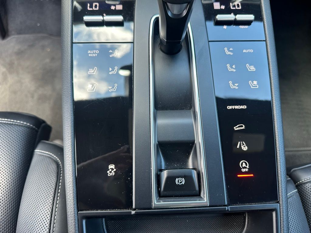 Thumbnail: 2023 Porsche Macan - 24