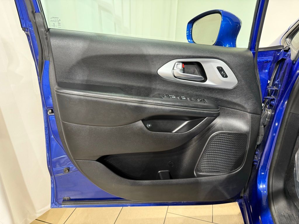 Thumbnail: 2021 Chrysler Pacifica - 15