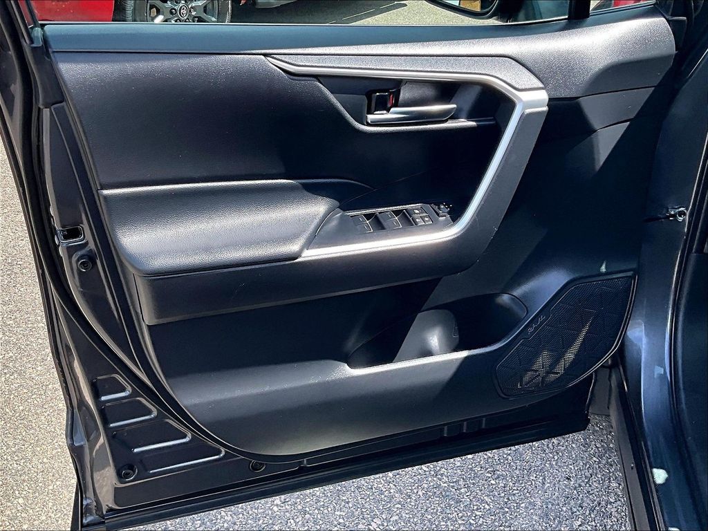 2024 Toyota RAV4 — photo 9