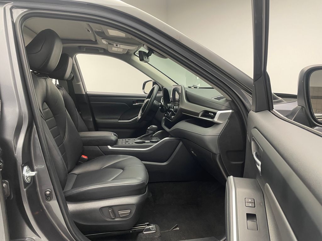 2024 Toyota Highlander XLE 17