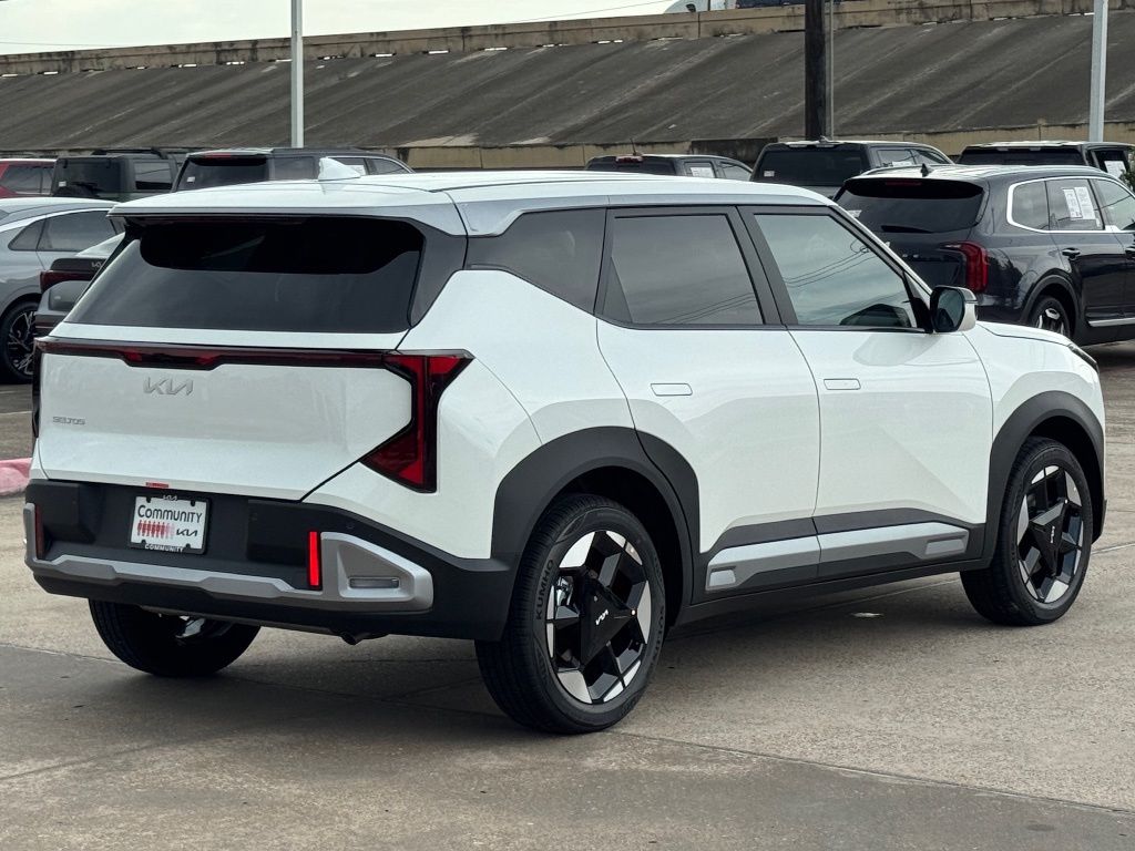 2027 Kia Seltos EX White at Shottenkirk Kia Fort Bend