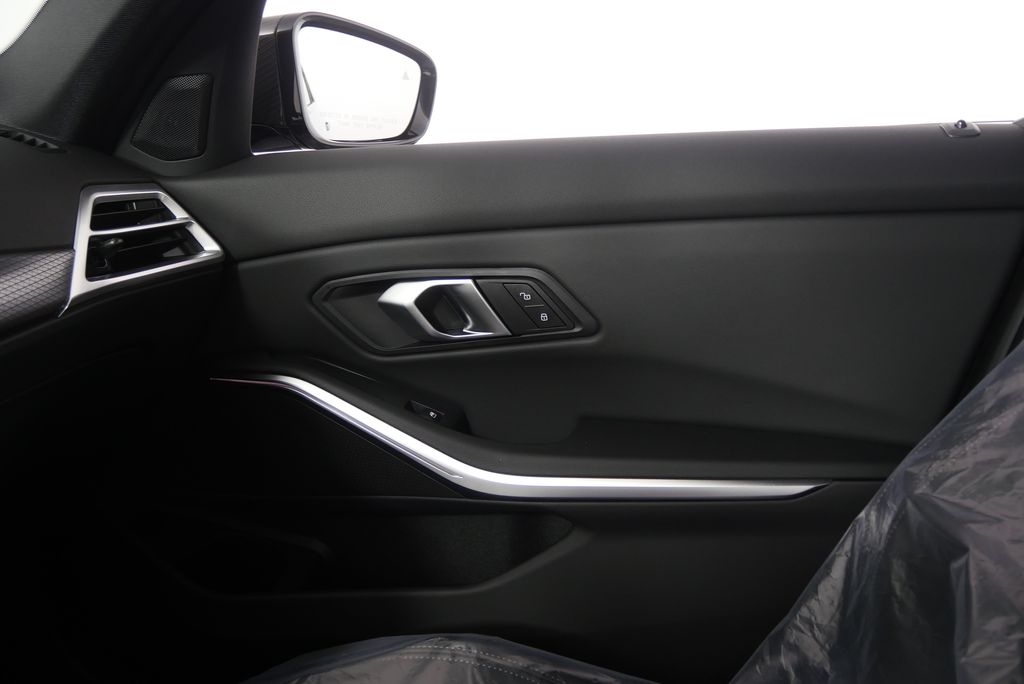 Thumbnail: 2025 BMW 3 Series - 23