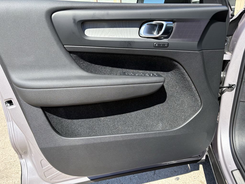 New 2026 Aurora Silver Volvo B5 Plus image 10