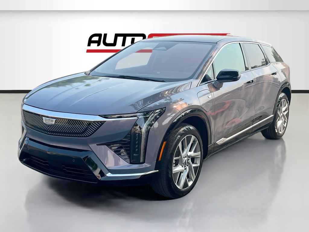 Used 2025 Silver Cadillac Luxury image 3