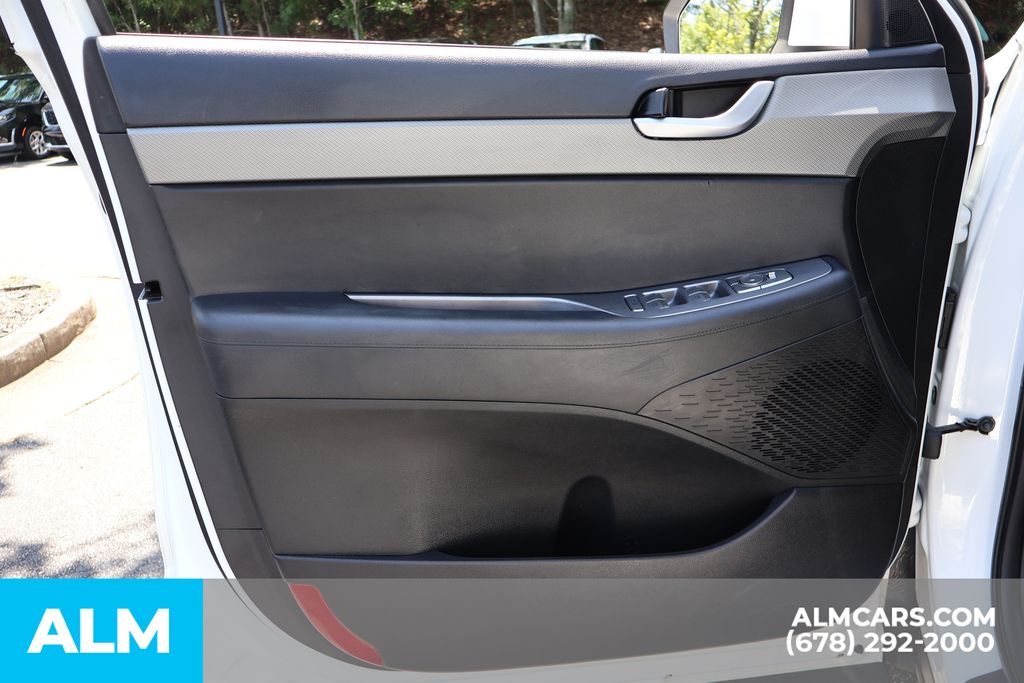 Used 2025 White Hyundai SEL image 10