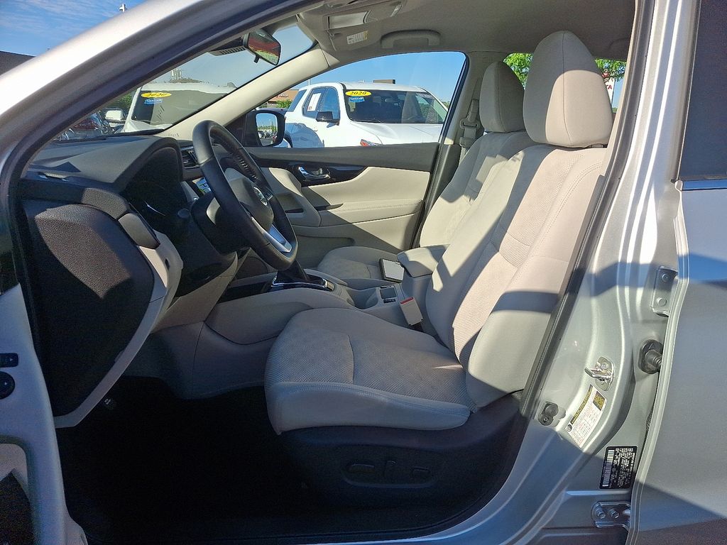 2022 Nissan Rogue Sport SV 14