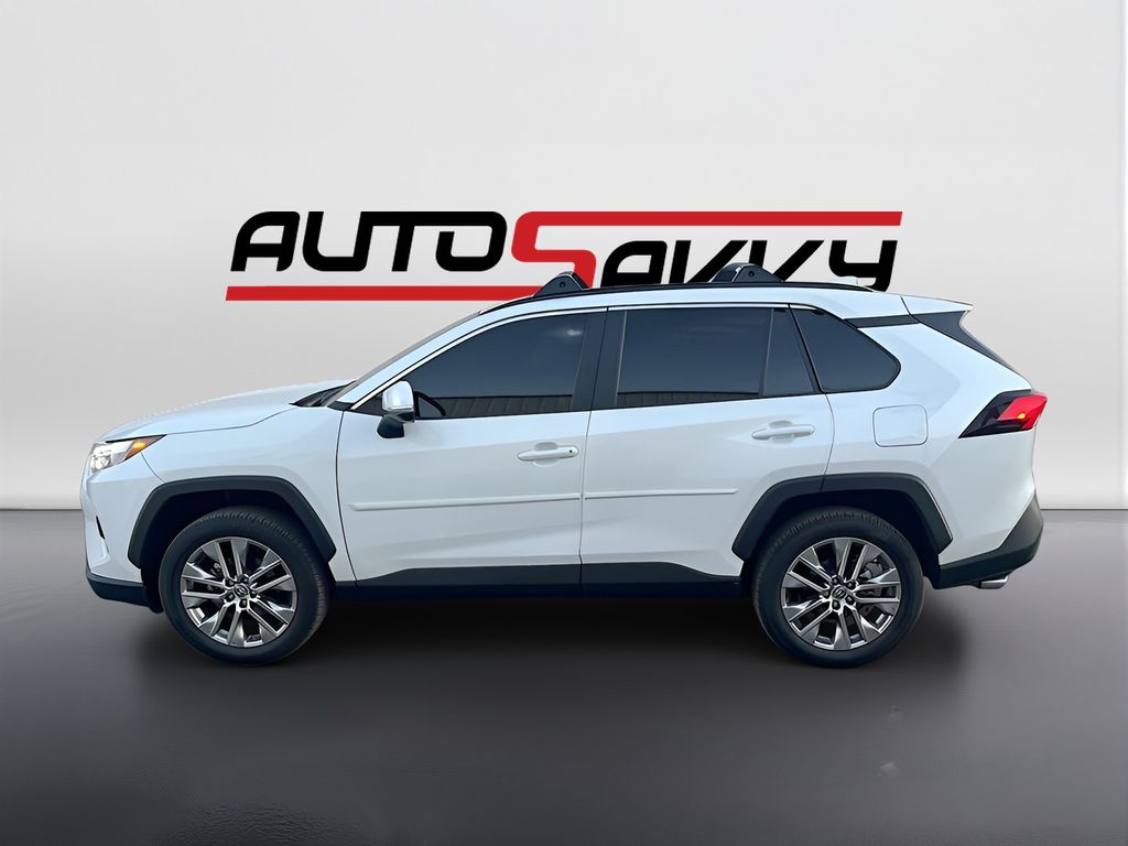 Used 2025 Beige Toyota XLE Premium image 4
