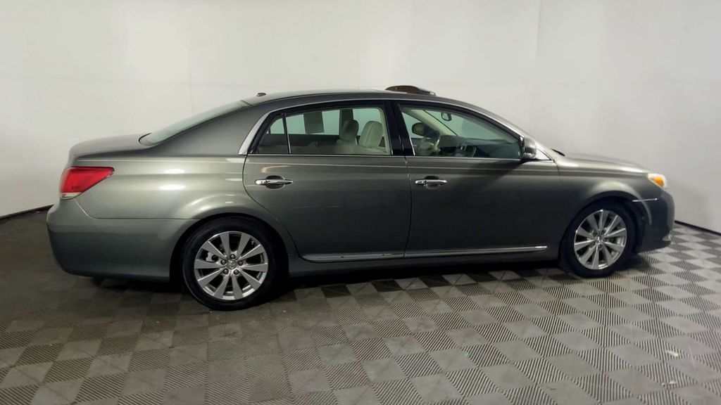 2012 Toyota Avalon Limited 9