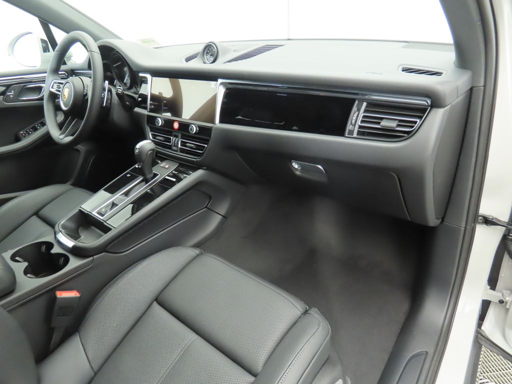Thumbnail: 2025 Porsche Macan - 21