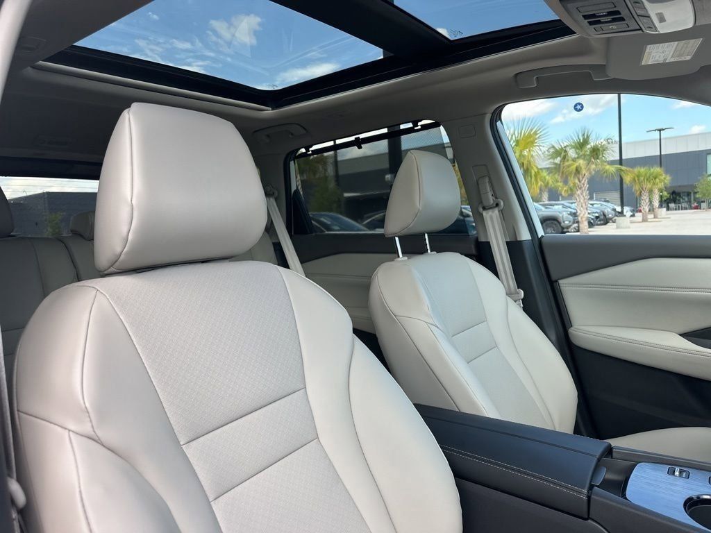 2025 Everest White Pearl Nissan Rogue SV FWD SUV