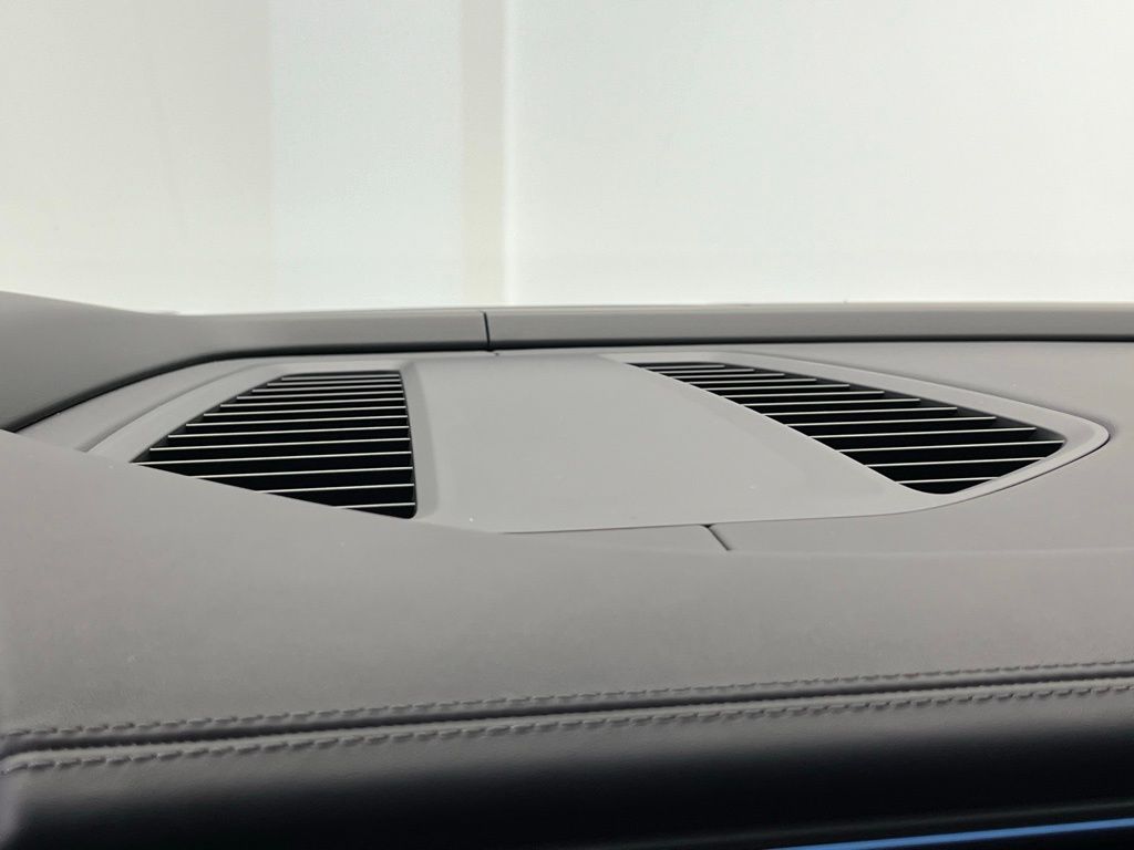 Thumbnail: 2026 Porsche Macan - 12