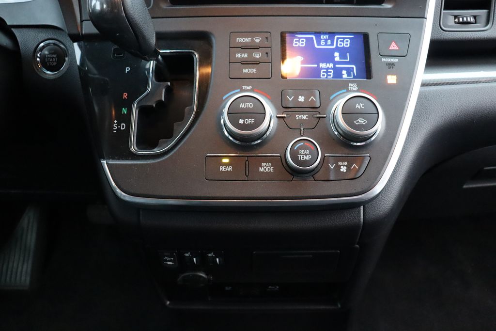 2017 Toyota Sienna SE 23