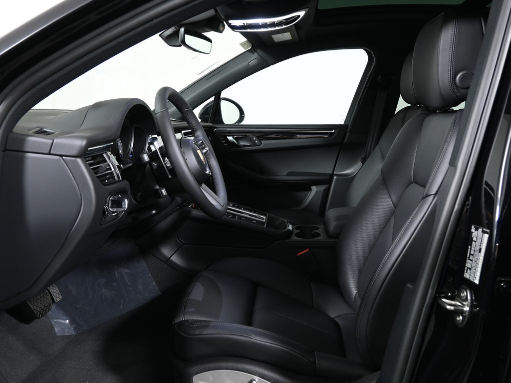 Thumbnail: 2026 Porsche Macan - 5