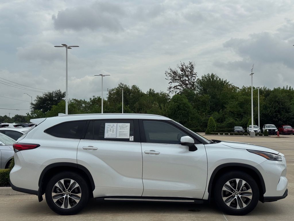 2022 Toyota Highlander XLE Beige at Bravo Nissan