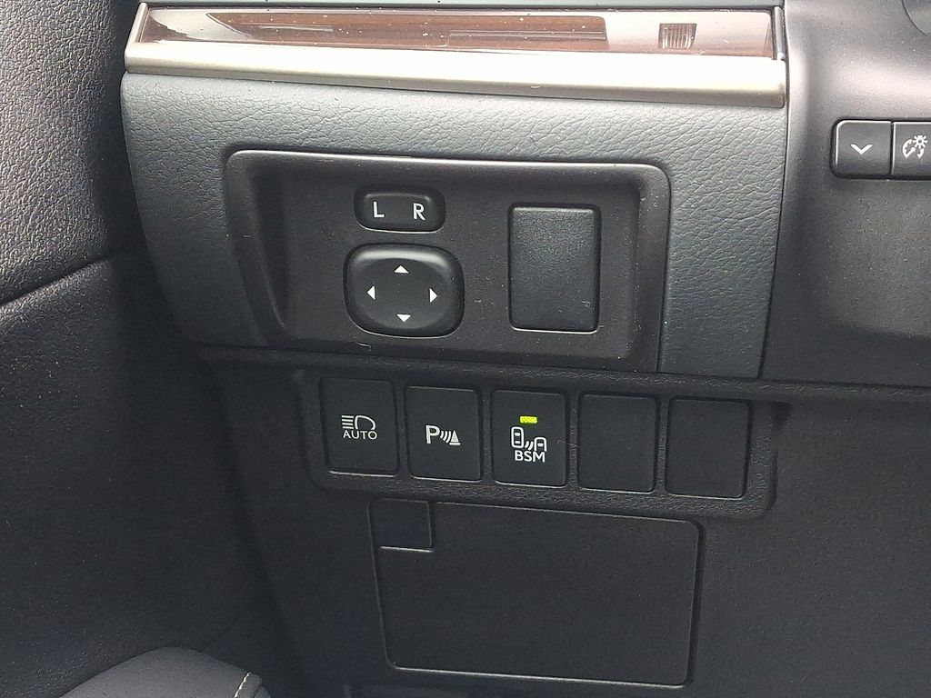 Thumbnail: 2018 Lexus ES - 24