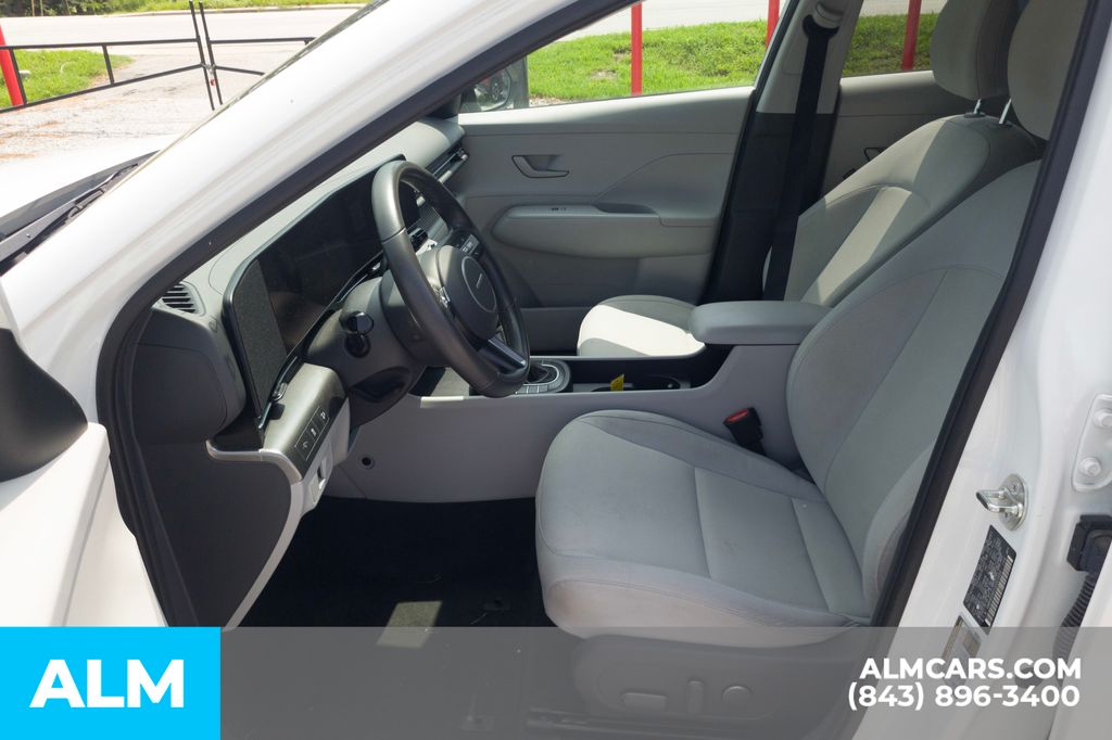 Used 2025 White Hyundai SEL image 6
